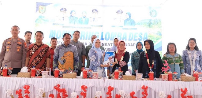 Tim Monitoring TP PKK Provinsi Sumut meninjau kegiatan UP2K di Desa Sukasari, Sergai