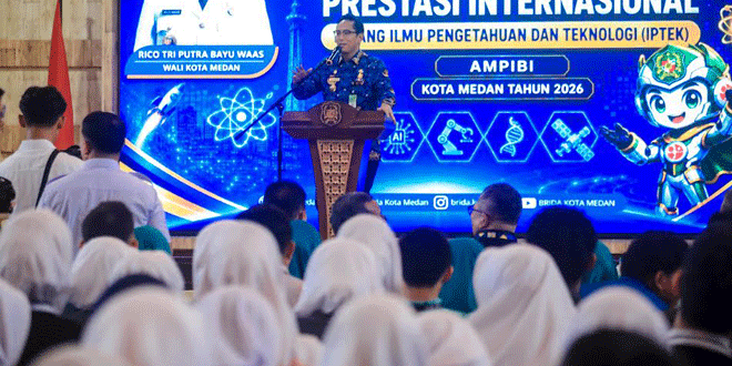 Wali Kota Medan Rico Waas beri penghargaan kepada pelajar berprestasi IPTEK