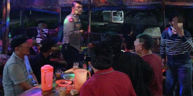 Petugas Polsek Siantar Martoba di depan Cafe Cinta saat penanganan keributan