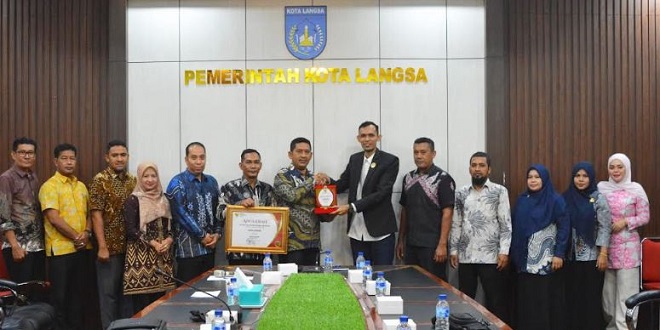 Penyerahan penghargaan Keterbukaan Informasi Publik kepada Pemko Langsa