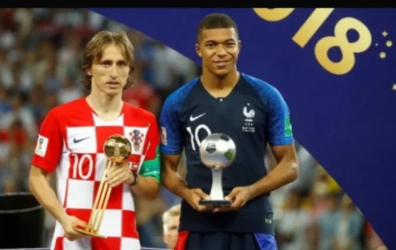 Ilustrasi piala Golden Ball dan para pemain peraih penghargaan