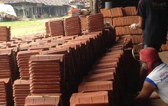 Perajin genteng Jatiwangi sedang mengolah genteng tradisional di bengkel produksi