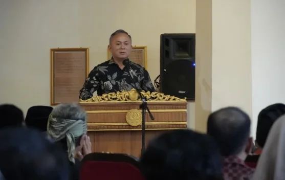 Wamen HAM Mugiyanto menyerahkan pernyataan soal pengakuan hak sipil masyarakat adat Sunda Wiwitan