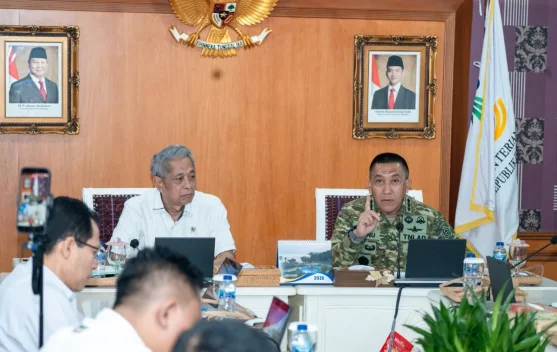 Taruna Akmil sedang memberi pelatihan kerapian kepada siswa Sekolah Rakyat