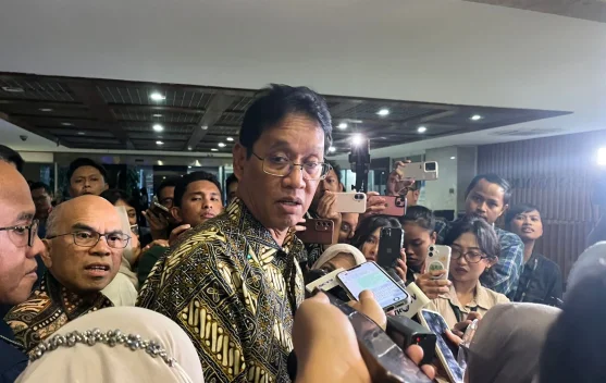 Menteri Keuangan Purbaya Yudhi Sadewa berbicara di Kompleks Parlemen Senayan