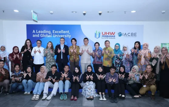 Taruna Ikrar memberikan kuliah umum di Universitas Hayam Wuruk Perbanas Surabaya