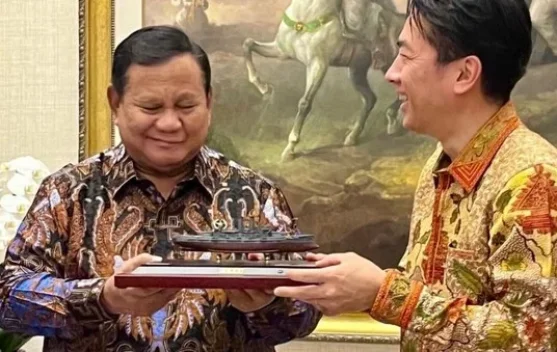 Miniatur kapal Mikasa sebagai simbol kerja sama pertahanan antara Indonesia dan Jepang