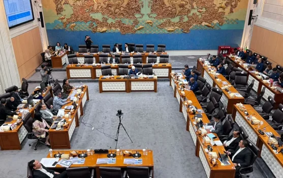 Direktur Utama RRI I Hendrasmo menyampaikan penjelasan anggaran di DPR RI
