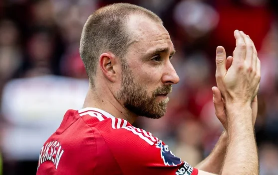 Christian Eriksen dibantu tim medis setelah kolaps di lapangan