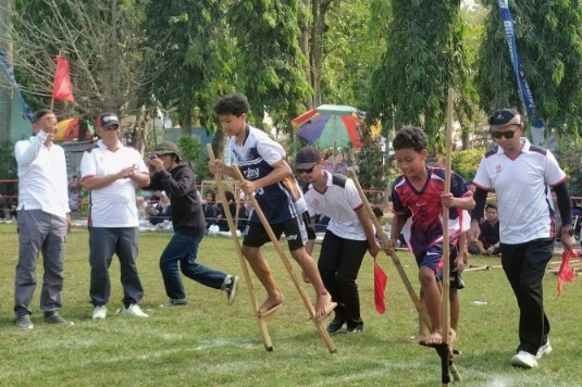 Anak-anak mengikuti lomba olahraga tradisional di Alun-alun Merdeka Ngawi