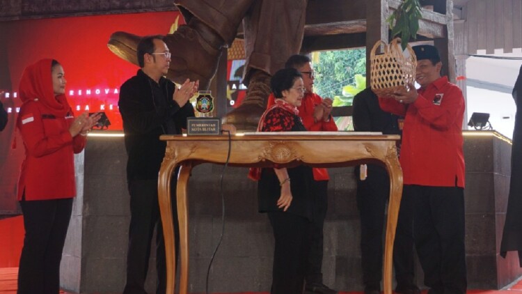 Penyerahan bibit sukun, pule, dan alpukat di Blitar saat peresmian Istana Gebang