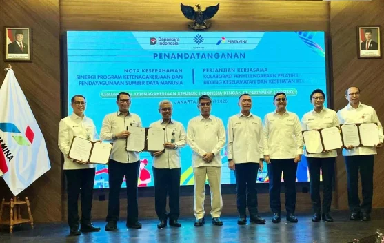Mochamad Iriawan dan perwakilan Kemnaker saat penandatanganan MoU penguatan pelatihan K3