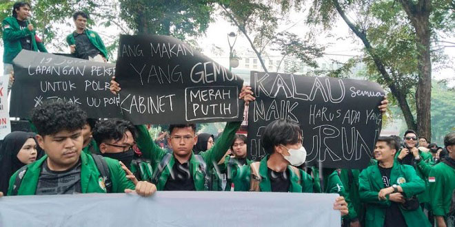 Mahasiswa USU berunjuk rasa di depan Gedung DPRD Sumatera Utara membawa poster tuntutan