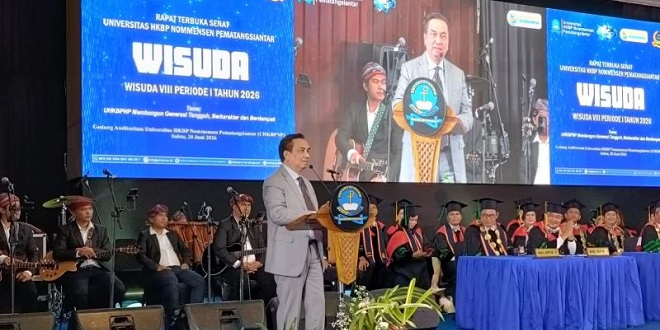Suasana wisuda Universitas HKBP Nommensen Pematangsiantar tahun 2026 di auditorium kampus