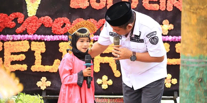 Wakil Bupati menyaksikan pelepasan santri RA Al Hidayah Bulu Cina di Rantauprapat