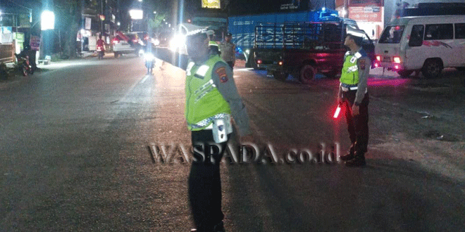 Petugas Sat Lantas sedang mengatur arus lalu lintas di Jalan DI Panjaitan