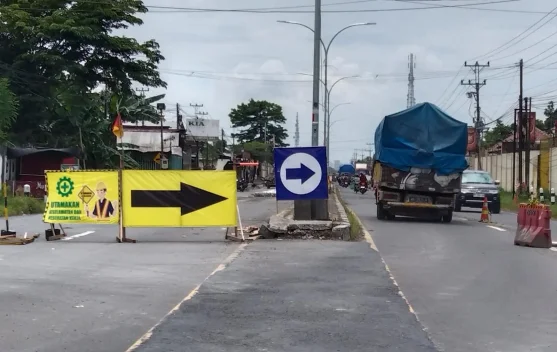 Petugas memeriksa kendaraan angkutan barang di unit penimbangan