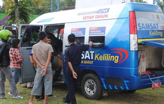 Ilustrasi antrean layanan Samsat Keliling di area publik Jadetabek