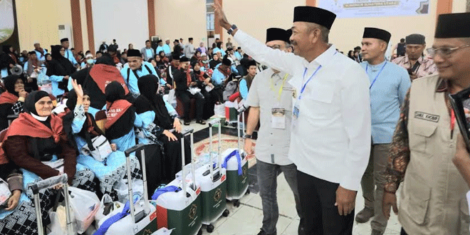 Bupati Madina menyambut jamaah haji di Bandara Kualanamu