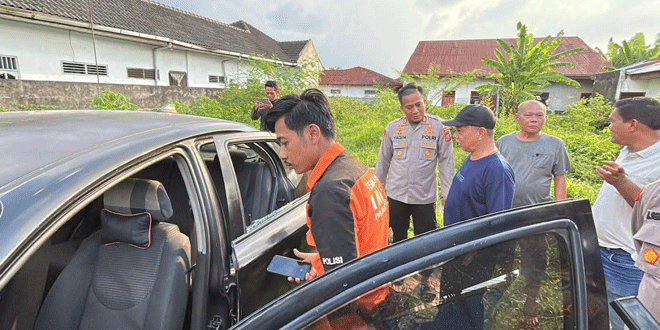 Mobil terparkir di depan rumah tempat penemuan pasutri meninggal di Medan