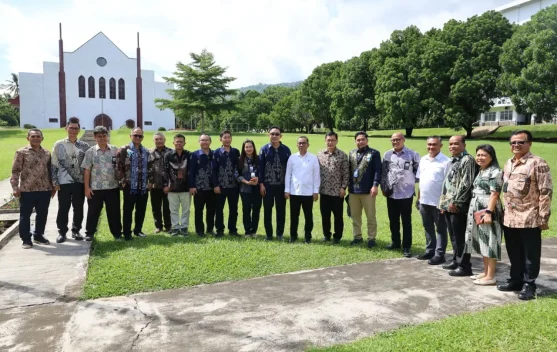 Mahasiswa Fakultas Kedokteran Unima dan simbol pendidikan kedokteran di kampus
