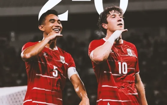 Ole Romeny merayakan gol bersama Timnas Indonesia di Stadion Utama Gelora Bung Karno