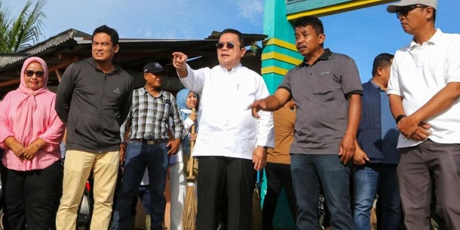 Wali Kota Wesly Silalahi memimpin kerja bakti Jumpa Berlian di Blok 3 Sibatubatu