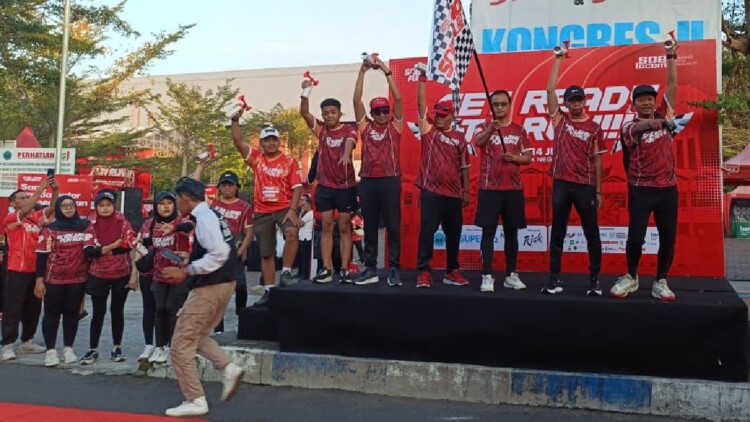 Peserta Soekarno Fun Run 2026 lari massal di jalan Jember pada pagi hari
