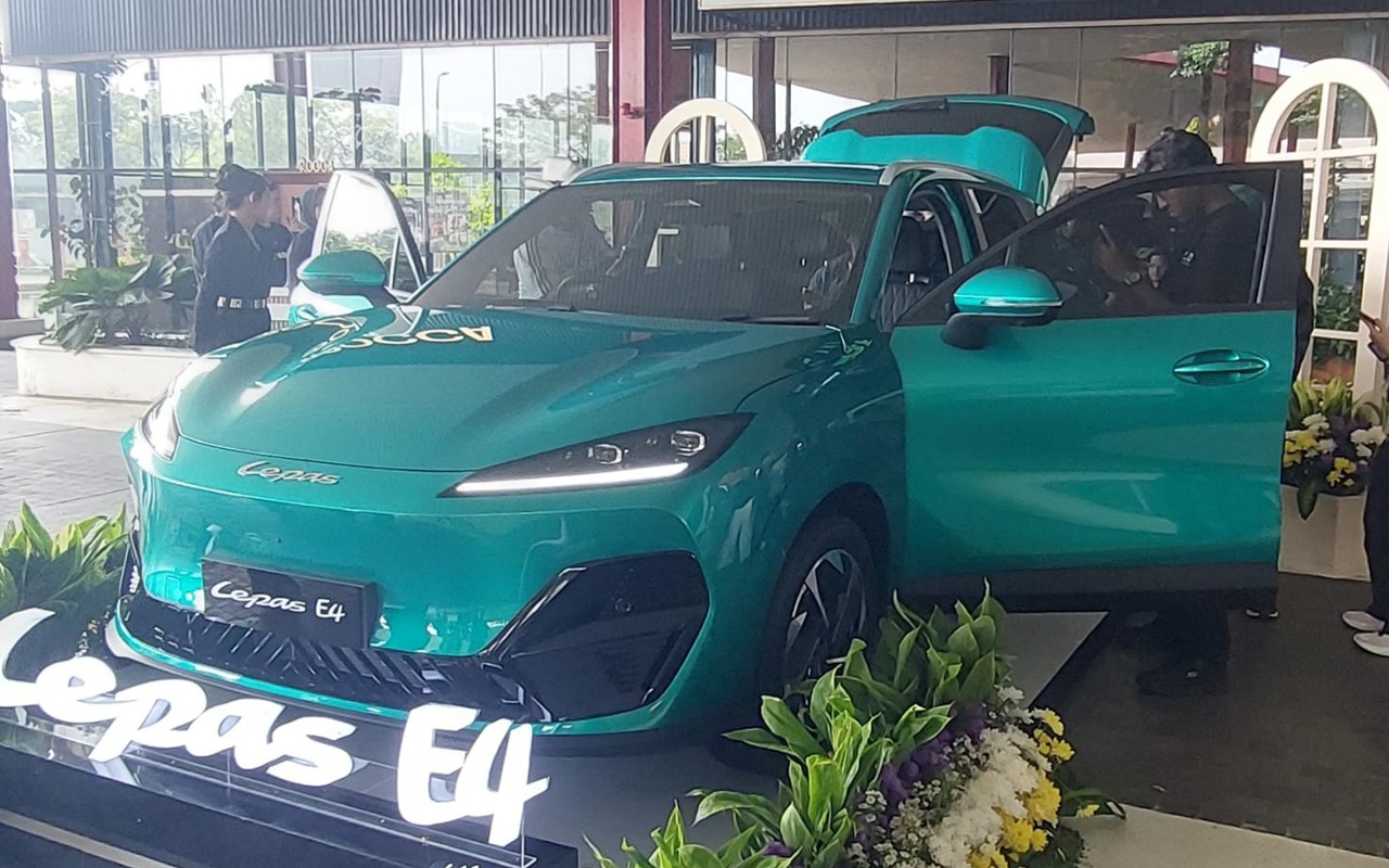 Tampilan LEPAS E4 EV mobil listrik desain elegan dengan baterai tahan hingga 500 km