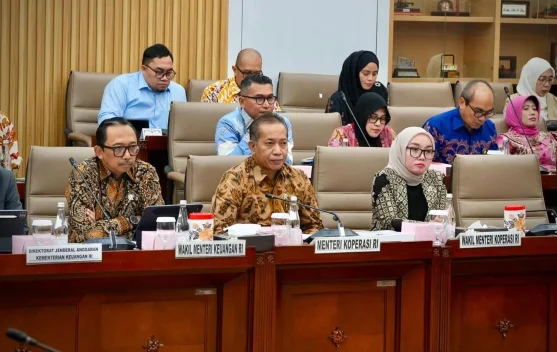 Menteri Koperasi Ferry Juliantono menyampaikan paparan RUU Perkoperasian di DPR RI
