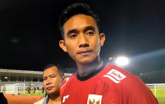 Rizki Ridho mengenakan ban kapten Timnas Indonesia saat latihan