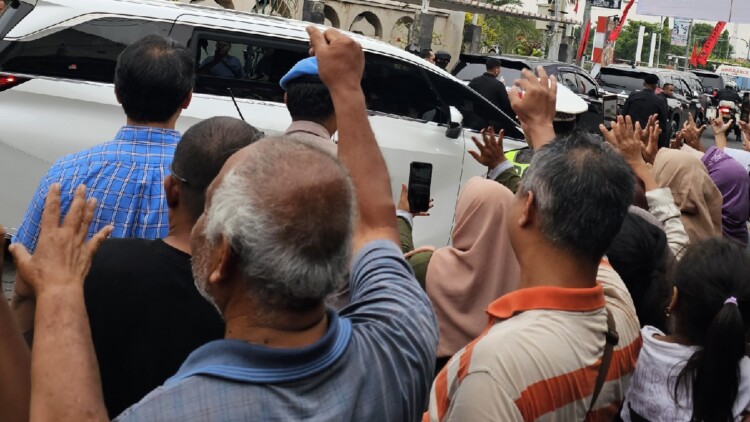 Kerumunan kader dan warga menyambut Megawati di Jalan Ir. Soekarno, Blitar