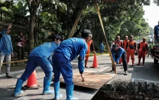 Perbaikan saluran dan pengecoran jalan di Lenteng Agung dengan pengalihan arus menuju Depok