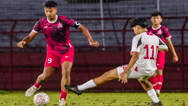 Aksi pertandingan Banteng Jatim FC U-17 vs Deltras EPA di Stadion Gelora 10 November Surabaya