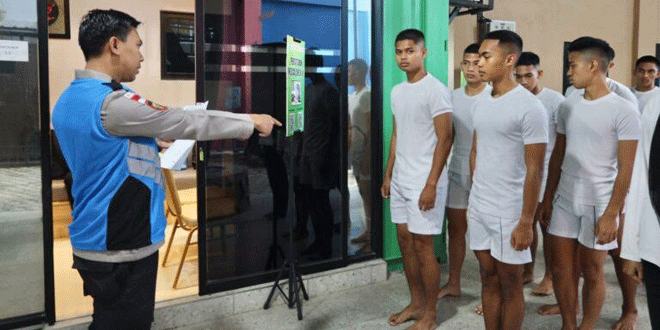 Calon taruna mengikuti pemeriksaan kesehatan di Klinik Bunda Thamrin Banda Aceh