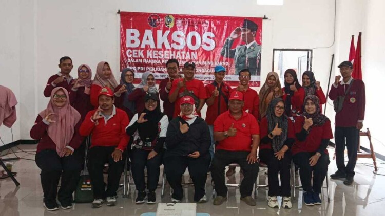 Masyarakat mengikuti pemeriksaan kesehatan gratis di acara DPC PDI Perjuangan Tulungagung