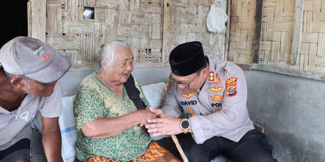 Kapolres Langkat mengunjungi rumah Ibu Ginah di Secanggang dan menyerahkan bantuan sembako