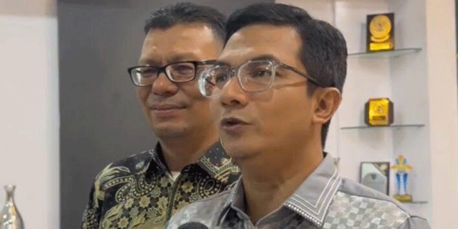 Warga menonton siaran Piala Dunia bersama di warung kopi Aceh