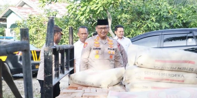 Kapolres Langkat serahkan bantuan material untuk bedah rumah Ibu Ginah di Hinai Kiri