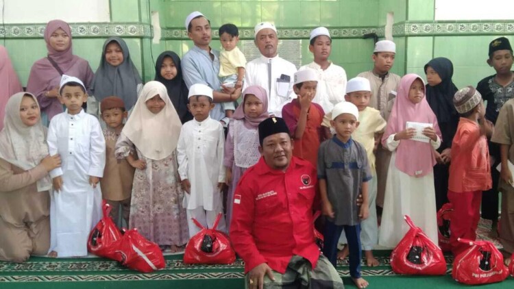 Anggota PDI Perjuangan Talango menyantuni anak yatim di Musala Fastabiqul Khoirot