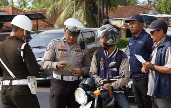Polisi lalu lintas memeriksa kendaraan di jalan saat operasi penertiban