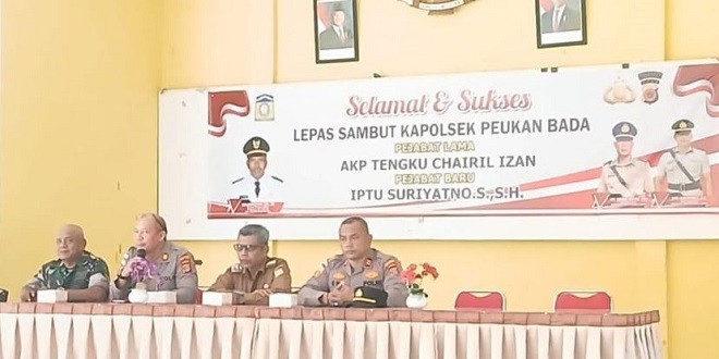 Camat menyerahkan cinderamata kepada Kapolsek lama AKP T Chairil Izan di Aula UDKP Kecamatan Peukan Bada, 23 Juni