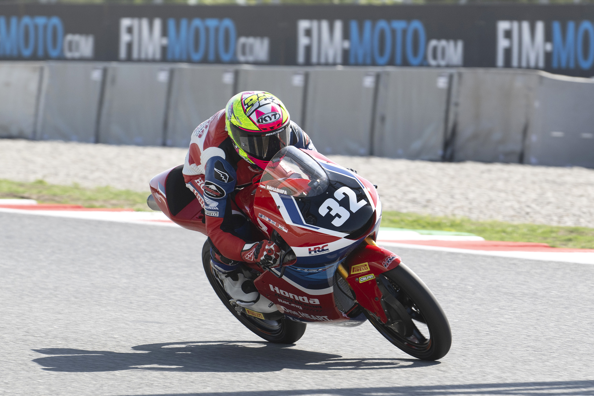 Kiandra Ramadhipa merayakan kemenangan Moto3 Junior Estoril 2026