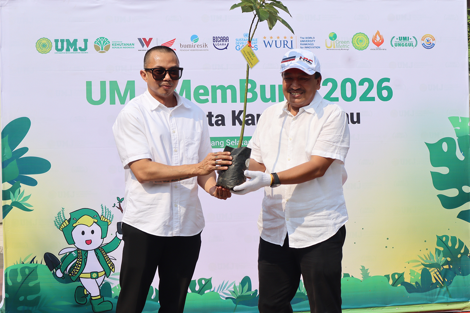 Penanaman simbolis 650 bibit pohon oleh Wahana Makmur Sejati dan Universitas Muhammadiyah Jakarta