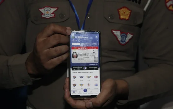 Ilustrasi SIM digital di layar ponsel dengan logo Digital Korlantas