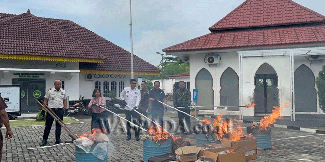 Kajari Deliserdang Sapta Putra memimpin proses pemusnahan barang bukti