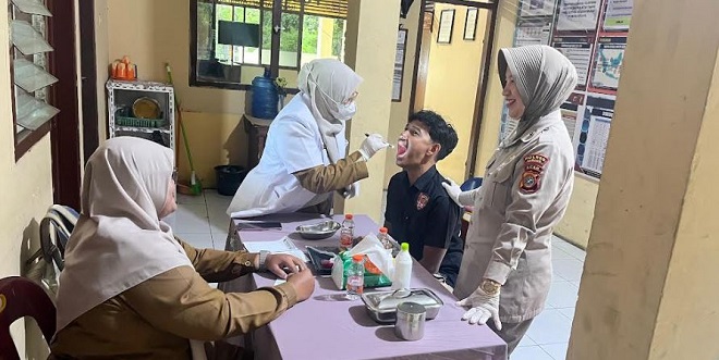 Bakti kesehatan Polres Sabang di Mako Polsek Sukajaya dengan pemeriksaan gratis untuk warga