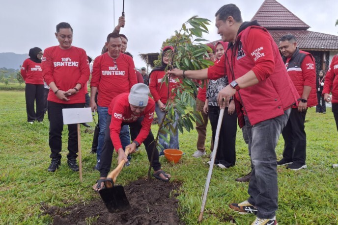 Penanaman pohon di Bumi Perkemahan Glagah Arum Lumajang