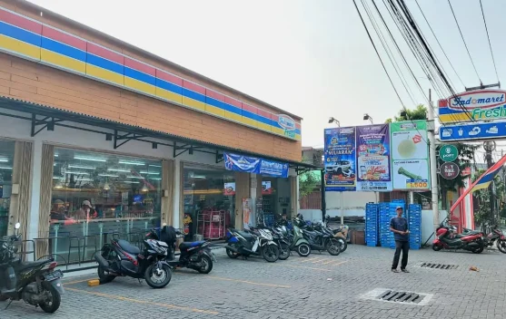 Gerai Indomaret buka melayani pelanggan di Bekasi saat libur nasional