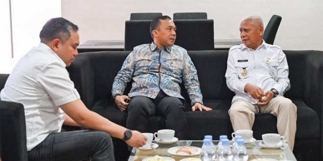 Menteri Wihaji disambut dengan penyematan ulos di Bandara Internasional Kualanamu